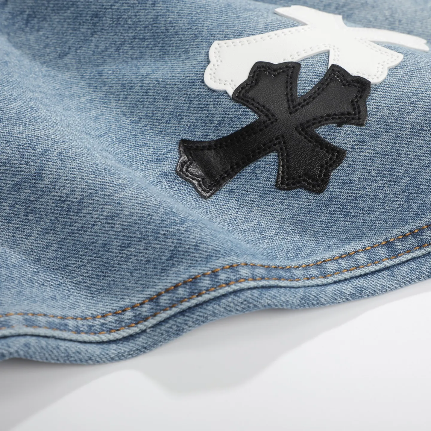 P270 Chrome Hearts CH Cross embroidered distressed jeans Top ceiling quality 100% version correct version is coming!  Believe me this must be the best quality you will ever come across! ! Excellent value for money! !  Styles with different washes and textures are very friendly to people with thin legs and thick legs. The straight version is very flattering to the shape of the legs. The moderate length is timeless and easy to match. It is the basis of various styles and a must-have in the wardrobe! ! Add a little stacking to easily control this year's popular clean fit fabric. The fabric is stiff but the upper body is soft without losing texture. The sides and cuffs of some styles have a bone-wash effect. It's really hard not to love it! The outfit effect is immediate! ✅Correctly customize the Croxin metal leather label on the back panel. It is not sold directly with the cross on the finished jeans. 1:1 copying strives for excellence and the details are perfectly grasped. ✅The cross leather label is clear and smooth. Exquisite turning top craftsmanship. ✅Buttons, zippers and hardware are all customized versions of the Croxin LOGO. ✅High-cost washing process. Size: 28 30 32 34 36 (5 sizes)